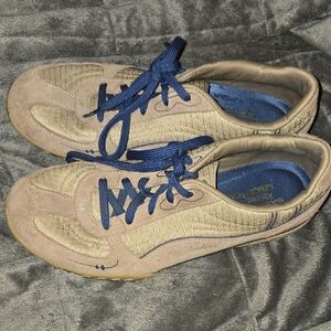 Skechers Relaxed Fit Size 10 Tan / navy